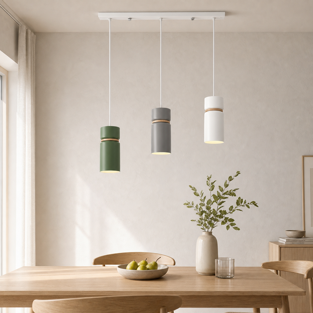 Brantley modern Nordic LED hanglamp met drie lampen in groen, grijs en wit boven een lichte houten eettafel