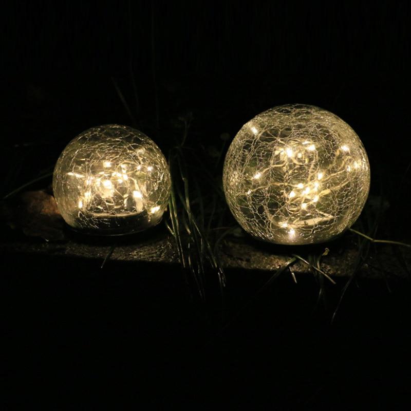 Tuinlamp op zonne-energie met glazen kogel met barsten