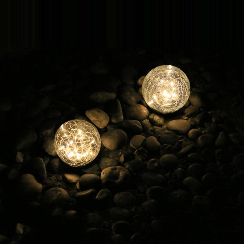Tuinlamp op zonne-energie met glazen kogel met barsten